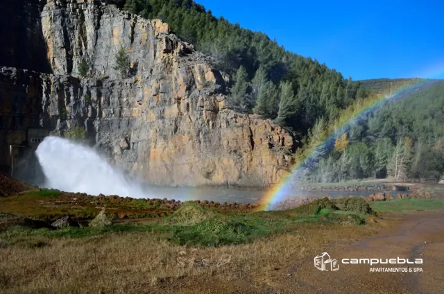 Montanejos chorro de presión arcoiris Mijares, cerca de los apartamentos Campuebla