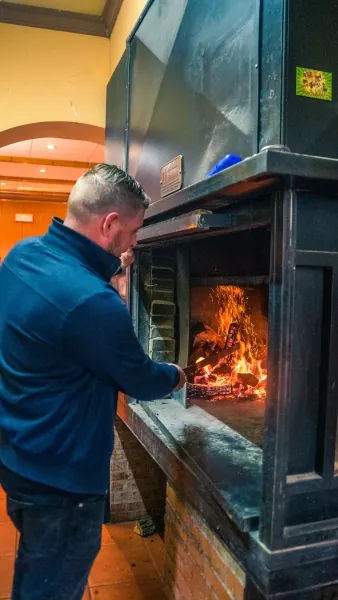 Chef preparando el fuego