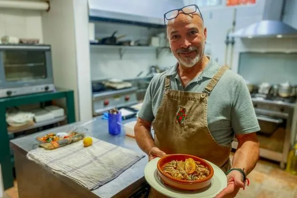 Chef de El Refugio mostrando su plato