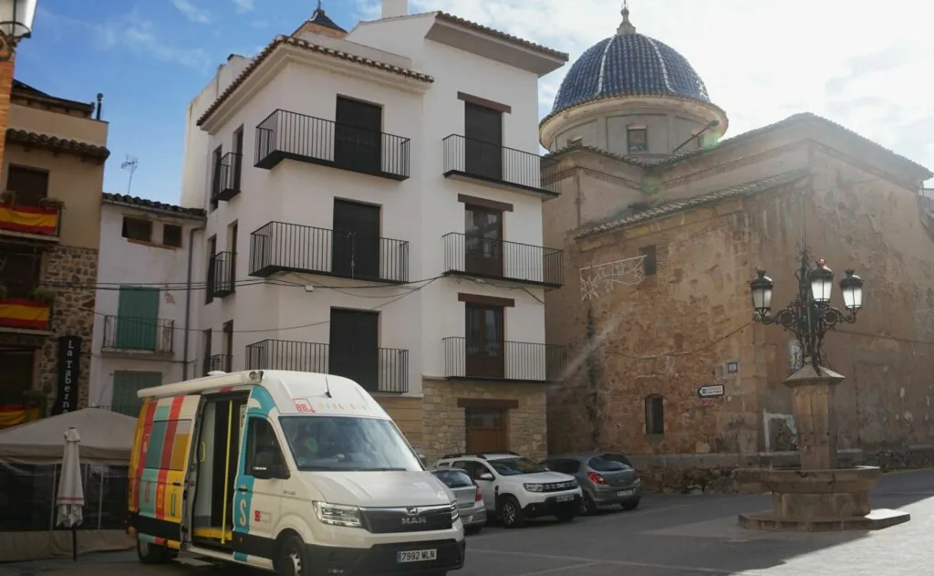 Bibliobús Bibliobús Montanejos 2025 en la Plaza del Ayuntamiento de Montanejos